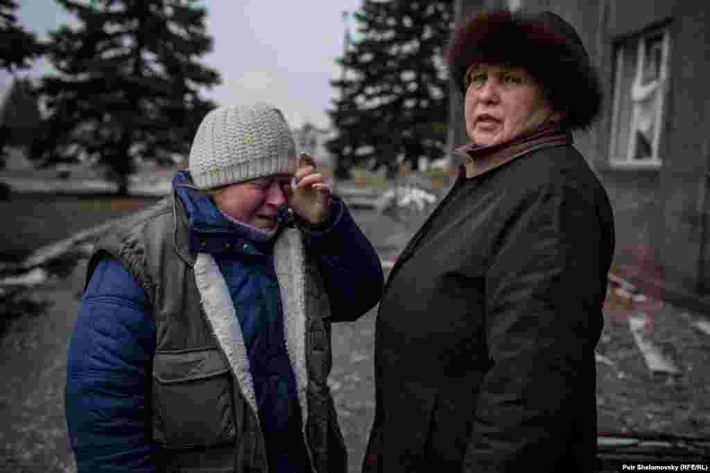 Местные жительницы рядом с разрушенным горсоветом. Дебальцево, Донецкая область Украины. 3 февраля 2015 