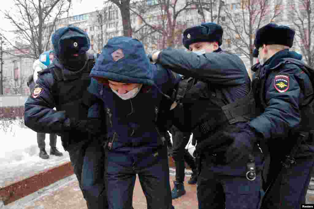 В Москве перед акцией в поддержку Алексея Навального появилась бронетехника. На подходах к столице корреспонденты заметили два бронетранспортера: судя по всему, это БТР-80 или БТР-82, которые эксплуатируются Советской и Российской армией с 1980-х годов