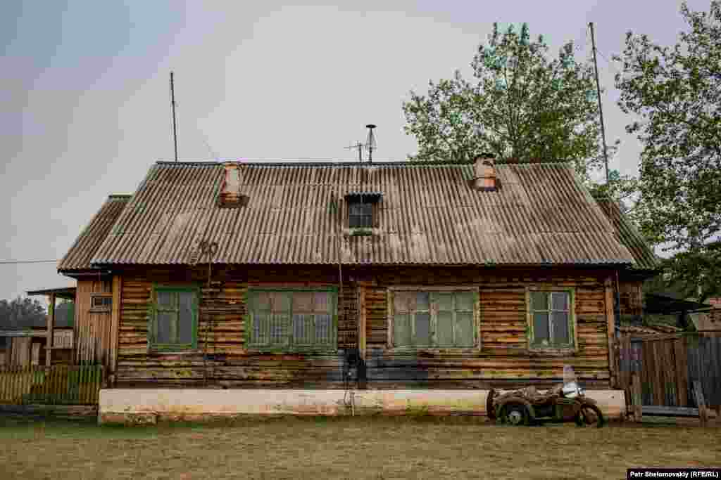 Главное здание аэропорта "Хужир" много лет не знало ремонта. Левая часть здания – касса и "зал ожидания" для пассажиров. В правой части живут Владимир и его жена.