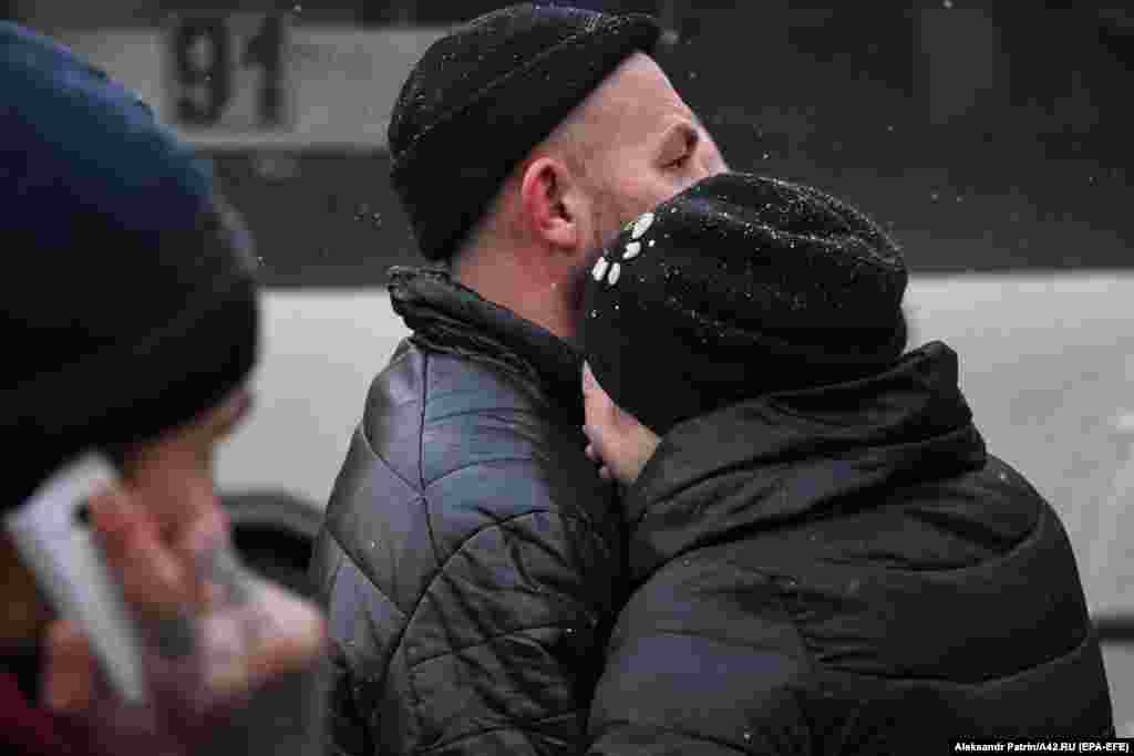 Следственный комитет объявил, что сотрудник частного охранного предприятия торгового центра "Зимняя вишня" в Кемерово, когда получил сигнал о пожаре, то отключил систему оповещения