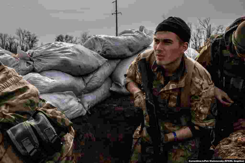 Украинский батальон "Азов" занял позиции вблизи села Широкино в Донецкой области. 18 апреля 2015 