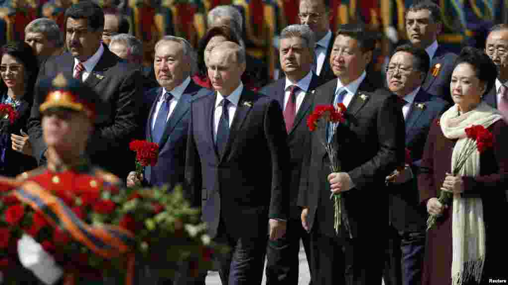 В 2015 году состав зарубежных гостей на параде в Москве был одним из самых разнообразных: на 9 Мая приехали президент Монголии Цахиагийн Элбэгдорж, президент Казахстана Нурсултан Назарбаев, президент Венесуэлы Николас Мадуро, председатель КНР Си Цзиньпин, президент Вьетнама Чыонг Тан Шанг, генеральный секретарь ООН Пан Ги Мун