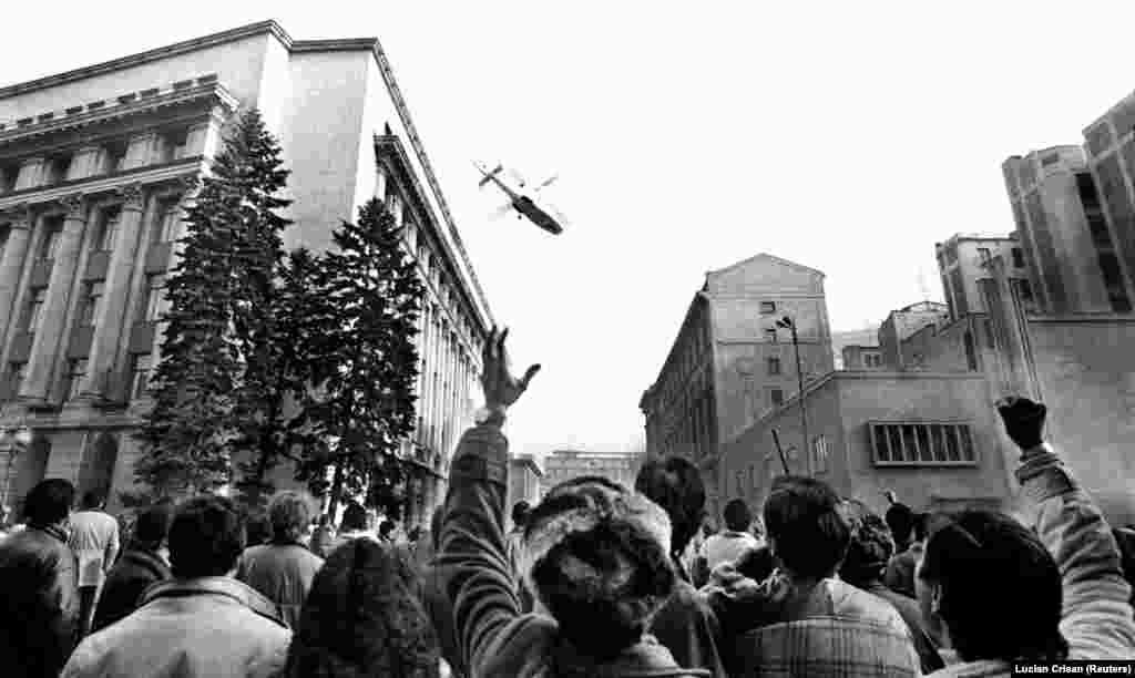 Декабрь 1989 года: революция в Румынии. После того, как власти расстреляли десятки демонстрантов в городе Тимишоара, жители Бухареста вышли с масштабными протестами к зданию ЦК и требовали отставки диктатора Николае Чаушеску. Вместе с семьей Чаушеску пытался бежать из столицы на вертолете, но вскоре был арестован. Через несколько дней Чаушеску с женой расстреляют по приговору военного трибунала
