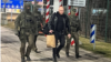 Константин Горлов в сопровождении эстонских силовиков