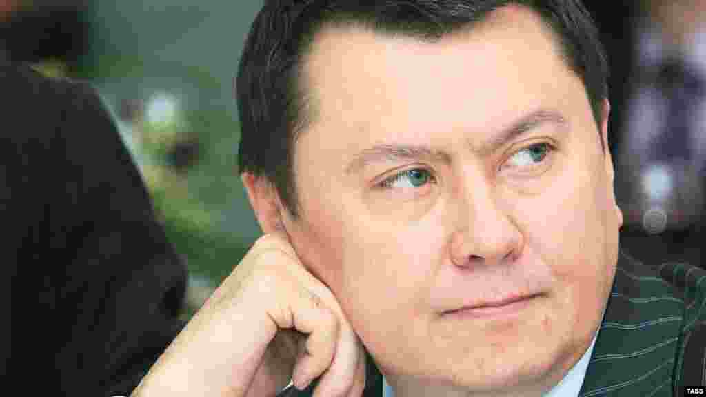 В начале 2000-х Рахат Алиев был одним из самых влиятельных политиков в Казахстане. В 39 лет Алиев, медик по образованию, работавший в налоговой полиции, был назначен на должность заместителя председателя КНБ, позже - на пост заместителя начальника службы охраны президента. В 2002 году он неожиданно для многих покинул силовые структуры и был отправлен в "почетную ссылку" - послом Казахстана в Австрию. 