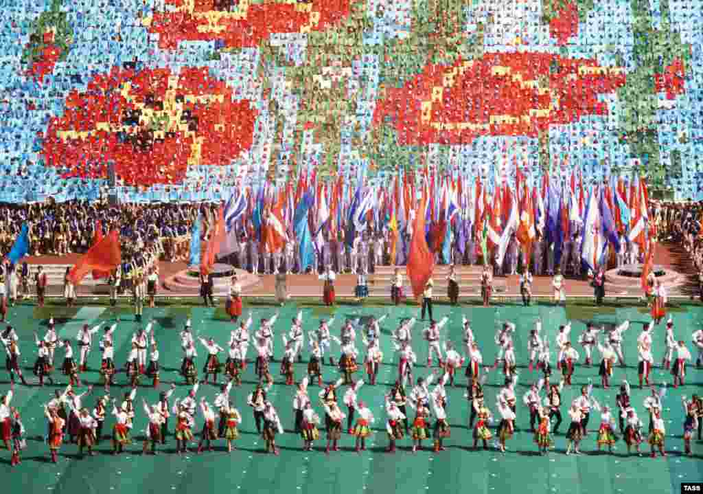 9 мая 1985 года в Киеве праздновали годовщину победы над нацизмом. Власть советской Украины рассматривала события в Бабьем Яру через призму "страданий всего советского народа" во время нацистской оккупации