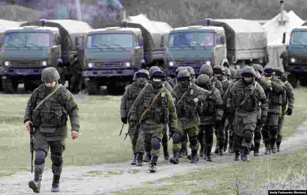 Неизвестные люди в военной форме ("вежливые люди") захватывают украинскую военную базу в Крыму в марте 2014 года. Россия аннексировала украинский полуостров Крым весной 2014 года по результатам так называемого референдума, проведенного в присутствии вооруженных людей в военной форме. На референдуме за воссоединение с Россией высказались 96,77% избирателей Крыма и 95,6% жителей Севастополя. Через некоторое время после этого адмирал в отставке Игорь Касатонов, который занимал должность командующего Черноморским флотом РФ в 1991-1992 годах, дал интервью РИА Новости и признал, что его флот подготовил плацдарм для аннексии, а севастопольская база флота использовалась для доставки "вежливых людей" 