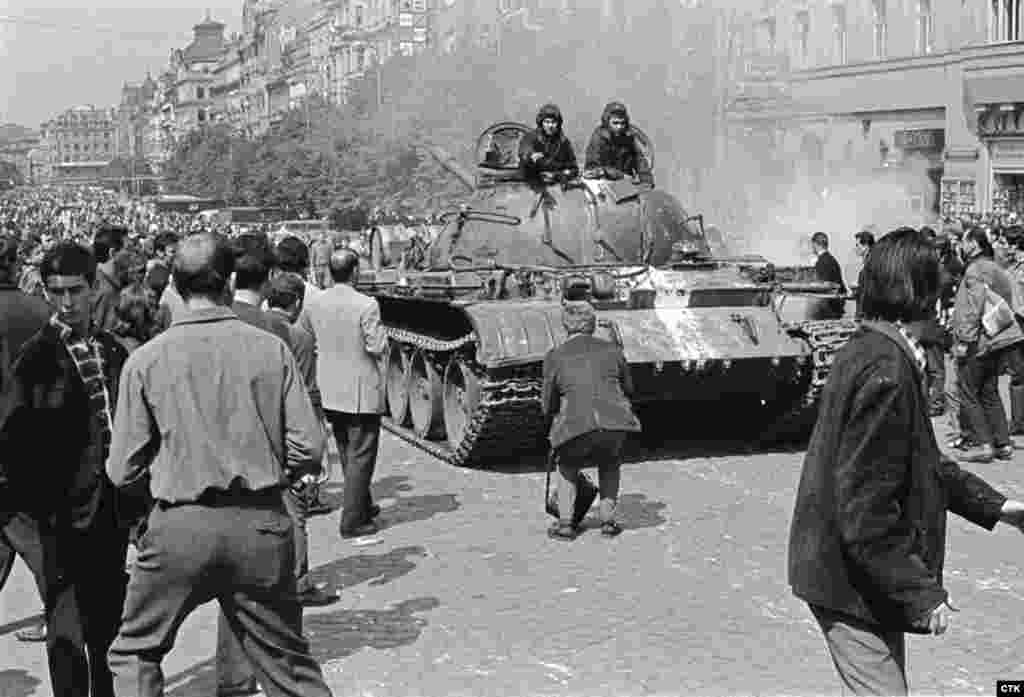 По современным данным, в ходе вторжения было убито 108 и ранено более 500 граждан Чехословакии 