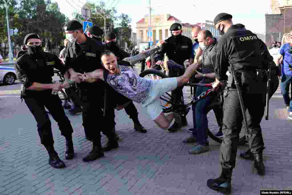 Задержание велосипедиста во время акции протеста в Минске, 19 июня. По всей стране прошли последние пикеты по сбору подписей за выдвижение кандидатов в президенты, а также акции солидарности с задержанными политическими активистами и претендентом на пост президента Виктором Бабарико. По информации правозащитного центра "Весна", в Минске задержали более 150 человек.